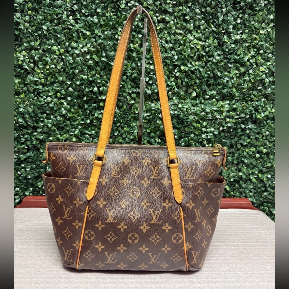 LOUIS VUITTON
Monogram Totally PM